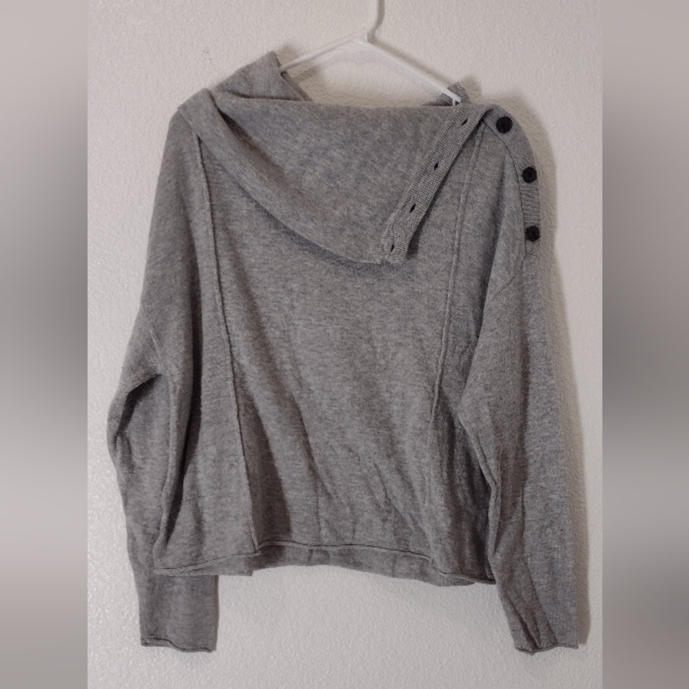 Splendid sweater with buttons on the neck.